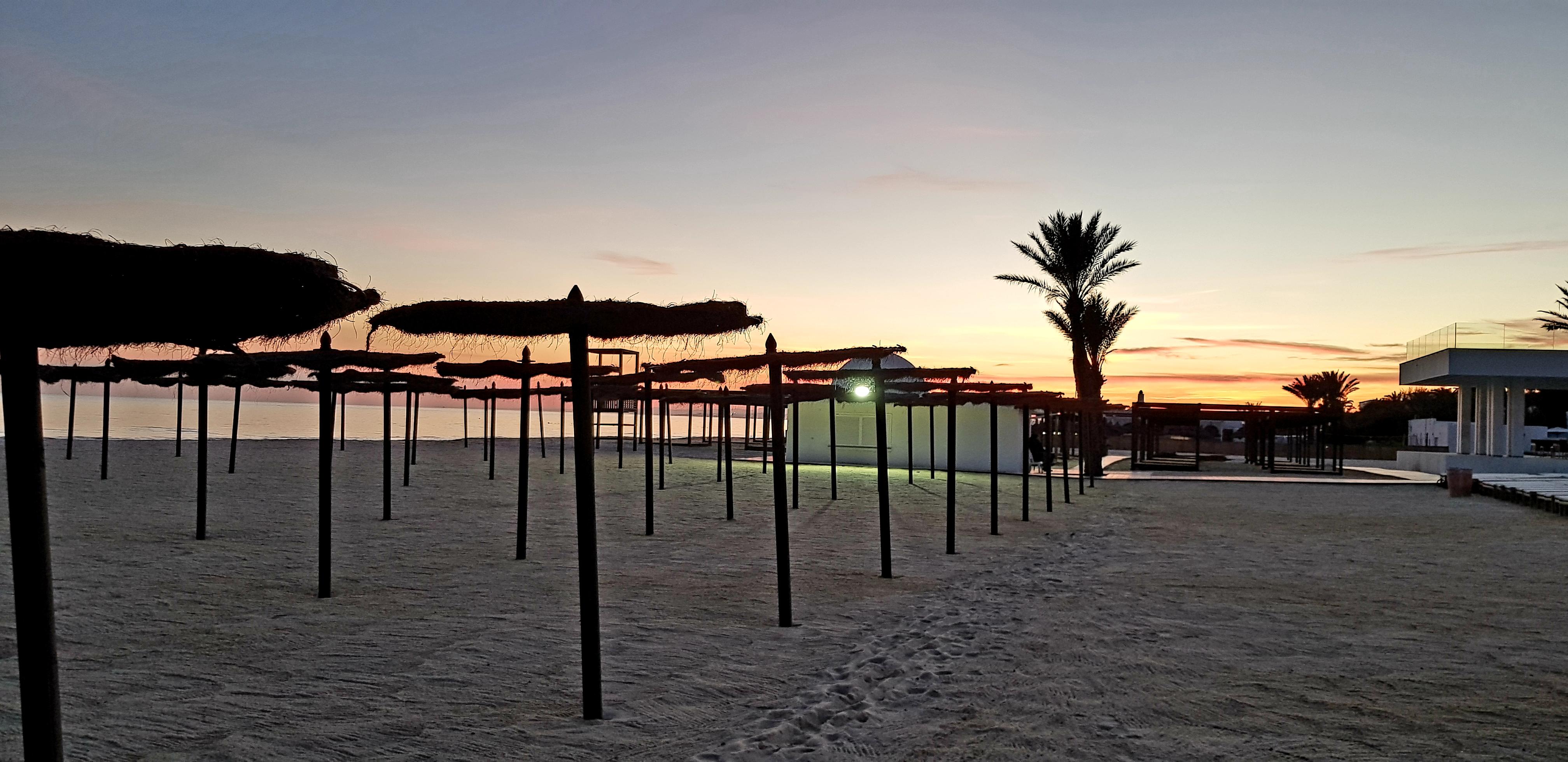 Les Orangers Garden Villas And Bungalows Ultra All Inclusive Хамамет Екстериор снимка Sunset at the beach